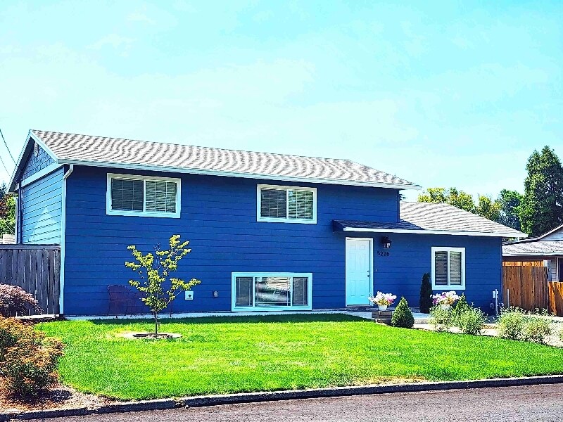 Primary Photo - 5226 SE Rainbow Ln
