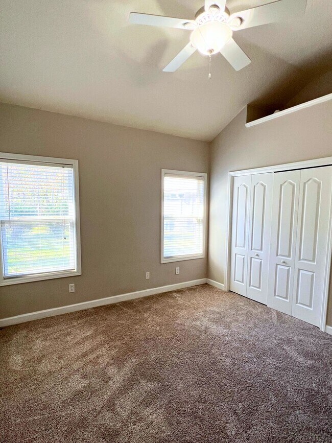 Building Photo - Amenities + landscaping ! 3/2