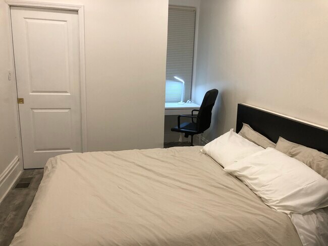 Bedroom 2 - Queen bed and computer desk - 1264 2nd Ave