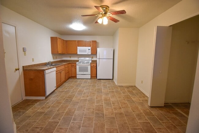 Building Photo - 3 Bedroom House with Garage in Greenfield