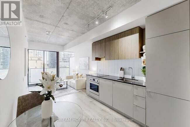 Building Photo - 161 Roehampton Ave