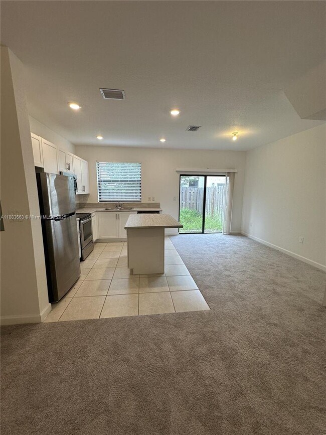 Foto del edificio - Northeast 3rd Place, North Miami Beach, FL 33179 - 3 BR 3 BA townhouse