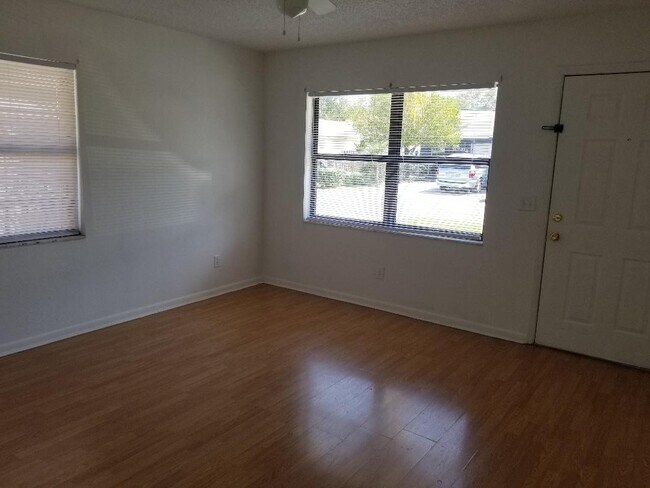 Building Photo - Two-Bedroom Home with Bonus Room in Winter Haven