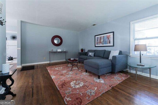 Building Photo - 547 Westmeath Dr SW