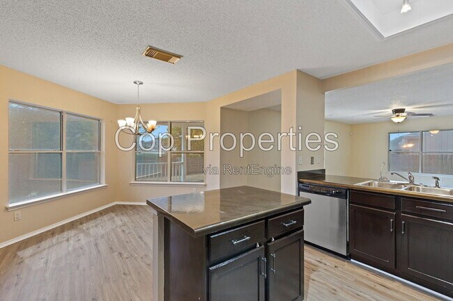 Foto del edificio - 8118 Stagwood Hill