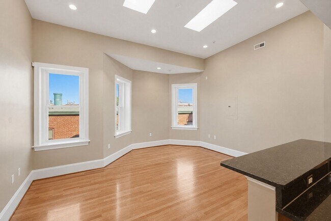 Foto del edificio - Columbia Heights Penthouse Condo | 1 Bed | 1 Bath | 600 Sf