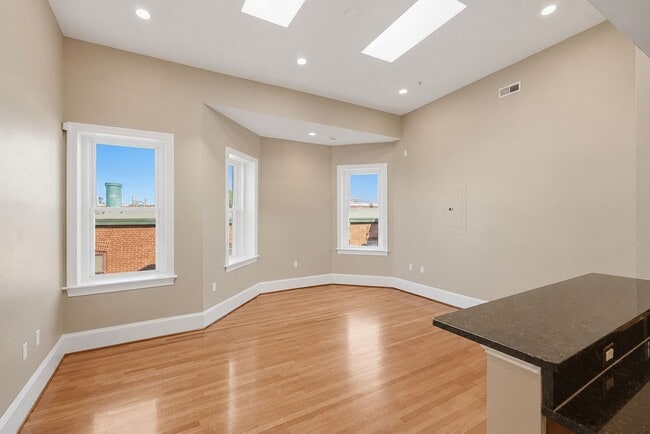Building Photo - Columbia Heights Penthouse Condo | 1 Bed | 1 Bath | 600 Sf