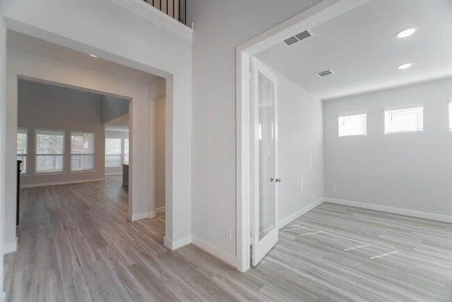 Building Photo - 155 Renodes Garden Ln