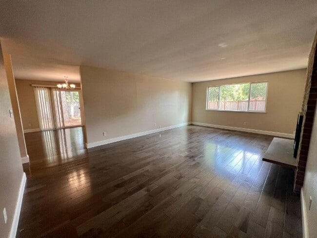 Building Photo - 7120 Sierra Dr SE
