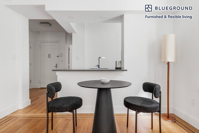 Foto del edificio - 10 W 65th St