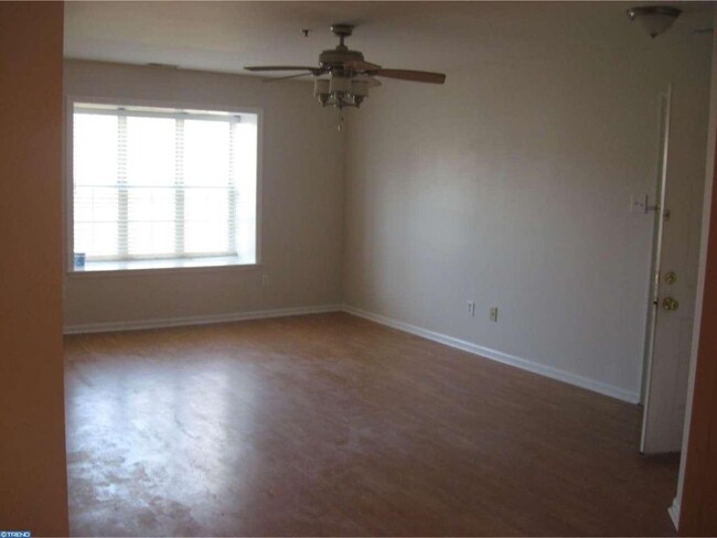 Living Room. - 910 Willings Way