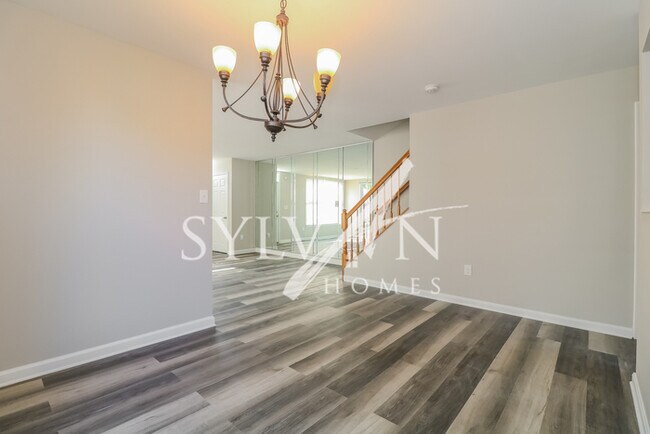 Building Photo - Gorgeous end unit townhome!