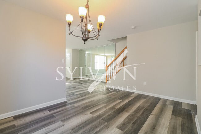 Foto del edificio - Gorgeous end unit townhome!