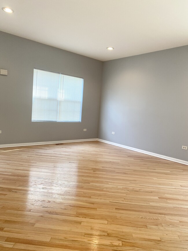 Living room/Dining room (open concept) - 3418 W Fulton Blvd