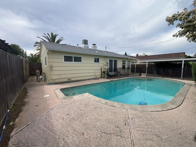 Foto del edificio - Cozy 2 bedroom 1 bathroom with pool!