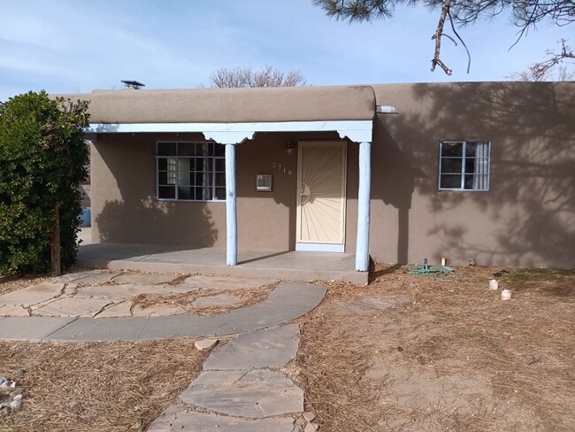 Building Photo - Charming 3-bedroom, 2-bathroom! Showings a...