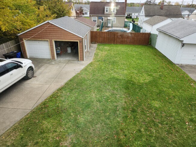 Back Yard - 2813 Silverdale Ave