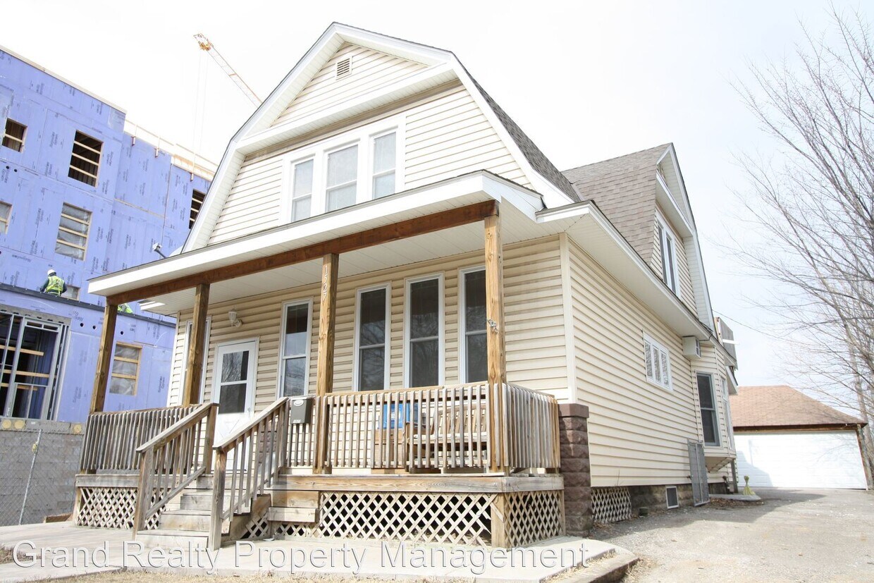 5 br, 2 bath House 1527 Selby Avenue House Rental in Saint Paul, MN