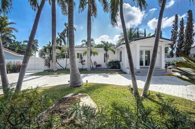 Building Photo - 2020 Alamanda Dr