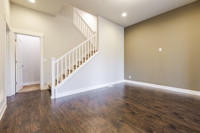Photo - 5437 Valentia St Townhome