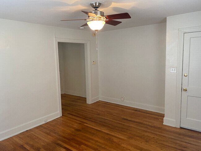 Foto del edificio - Adorable 1 Bedroom Duplex in Watts-Hillandale