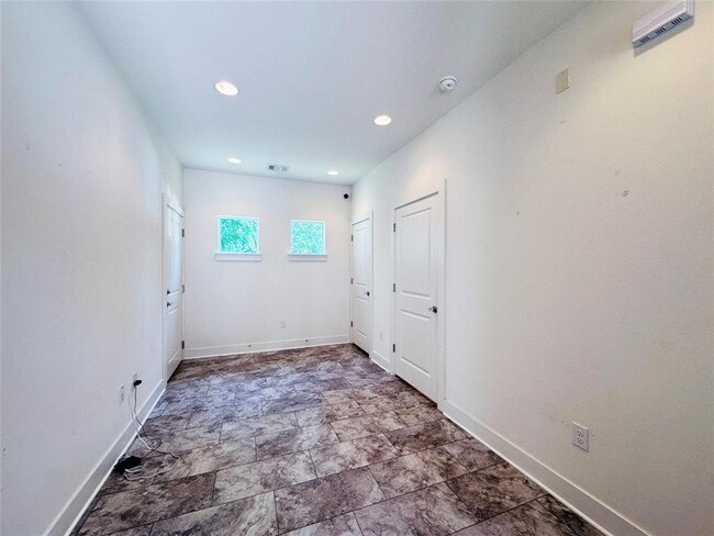 Building Photo - 2716 Halcyon Dr
