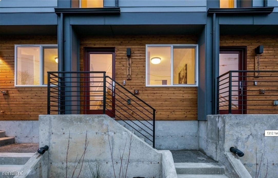 Primary Photo - 4 br, 3.5 bath Townhome - 1310 Yakima Ave S