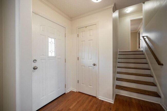 Building Photo - 1230 Fernwood Dr