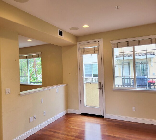 Foto del edificio - Large Condo in Cupertino City Center– Less...