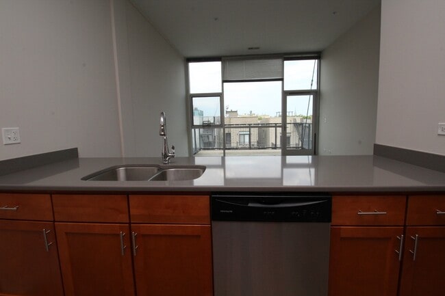 Building Photo - 1540 W Fullerton Ave