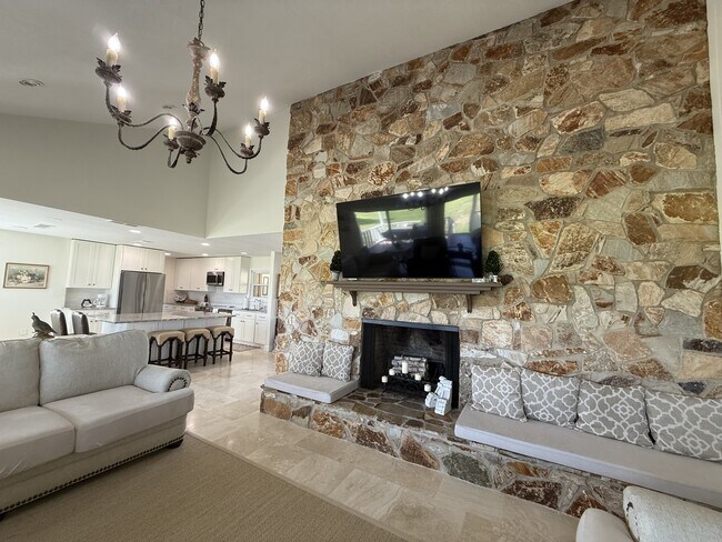Foto del edificio - 245 E Lakeview St