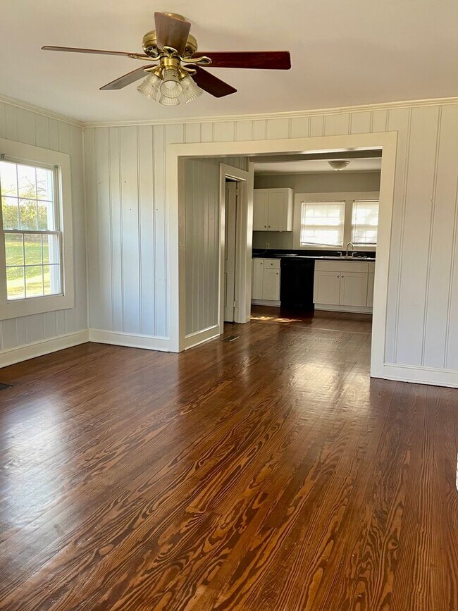Building Photo - Adorable Bungalow with 2BR/1BR located in ...