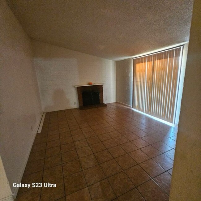 Building Photo - 4 Bedroom Close To Las Vegas Blvd. & North...