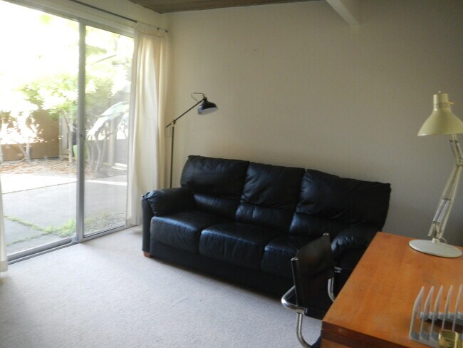 Building Photo - 8160 Hansom Dr