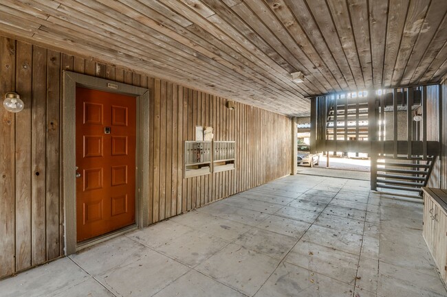 Building Photo - NEWLY RENOVATED 1-Bed in Quail Run Community