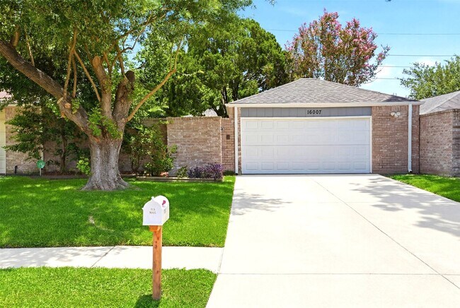 Building Photo - 16007 Ridgegreen Dr
