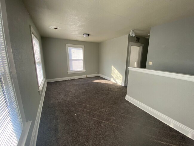 Building Photo - BUR1026