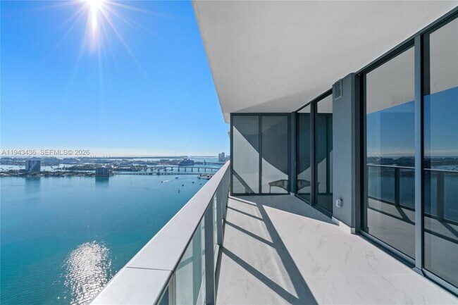 Foto del edificio - 700 NE 24th St