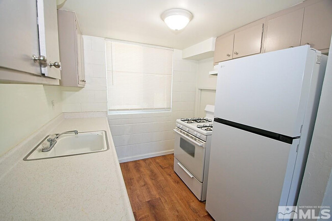 Building Photo - 511 Country Village Dr