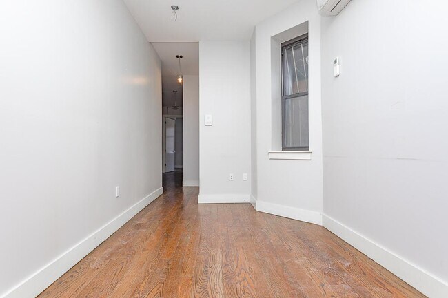 Foto del edificio - 63 Malcolm X Blvd