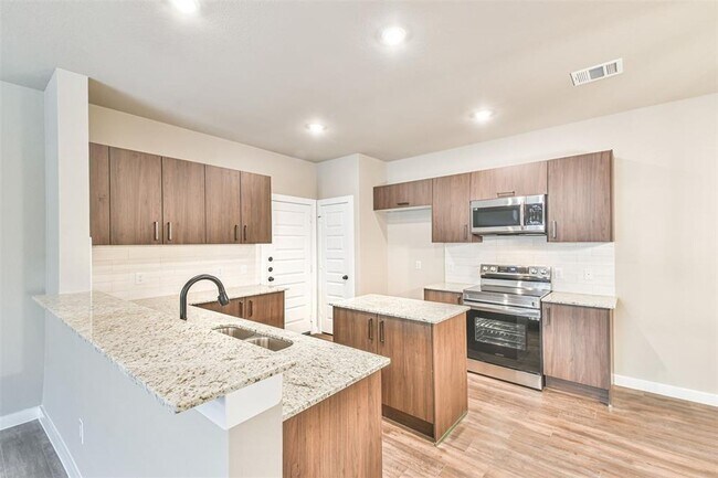 Foto del edificio - Modern 3-Bedroom Duplex with Granite Counters, Private Yard, and Prime Location