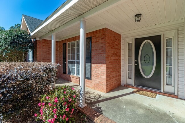 Foto del edificio - Beautiful 4 Bedroom, 2 Bath home with Large Yard