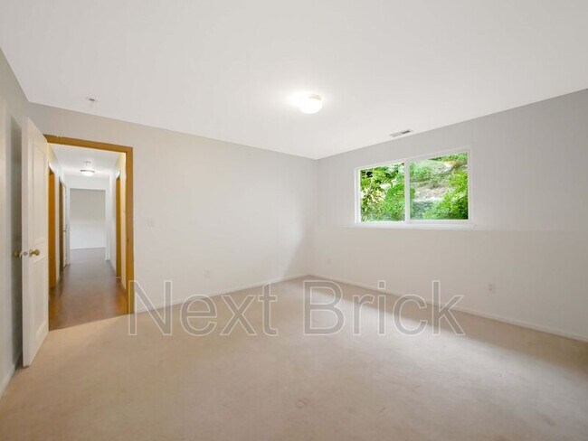 Building Photo - 2910 Larkspur Dr