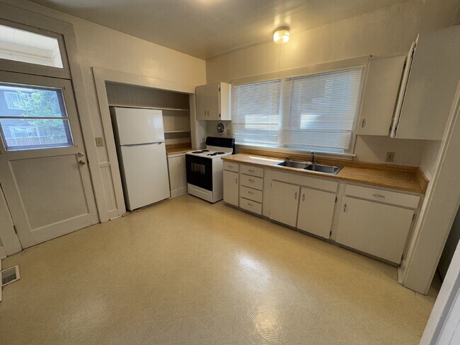 Foto del edificio - 3 Bedroom, 1 Bathroom Brooklyn Home