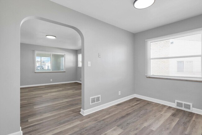 Building Photo - 1820 Oakwood Ave