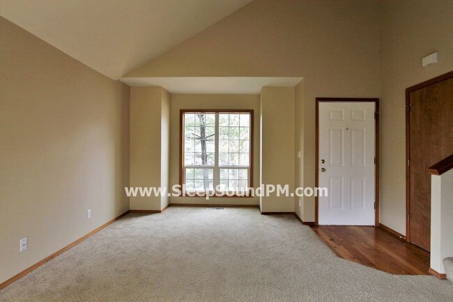Building Photo - 921 NW Ash Creek Ln