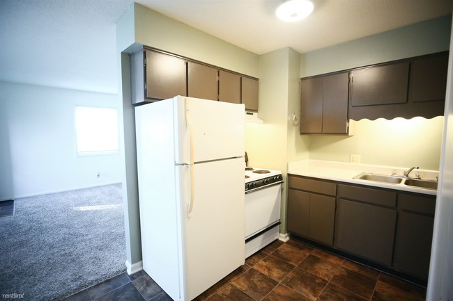 Building Photo - 2 br, 1 bath  - Line Street Duplexes