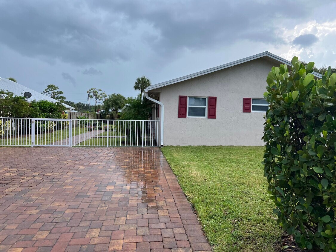Foto principal - 17741 Carver Ave