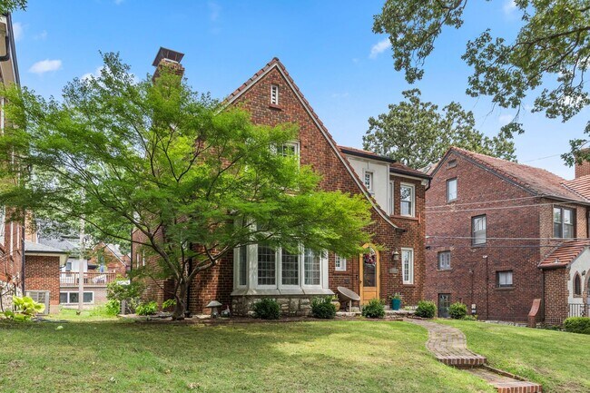 Foto del edificio - 7487 Kingsbury Blvd