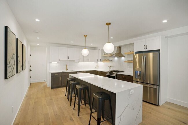 Building Photo - Spacious & Modern Five Bedroom in the Hear...